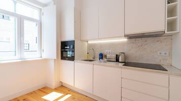 Refrigerador con congelador, microondas, horno y parrilla de estufa