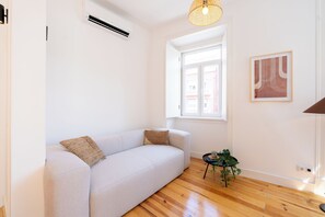 40-tums LED-tv med kabelkanaler