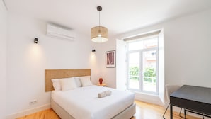 Comfort Apartment | Meja, ruang kerja komputer riba, seterika/papan seterika, Wi-fi percuma 