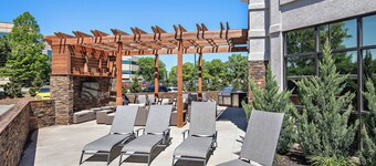 Mid-Rise Luxury 1 BR 1 BD Free Carport Parking WiFi and Dedicated Workspace