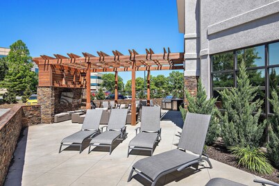 Mid-Rise Luxury 1 BR 1 BD Free Carport Parking WiFi and Dedicated Workspace