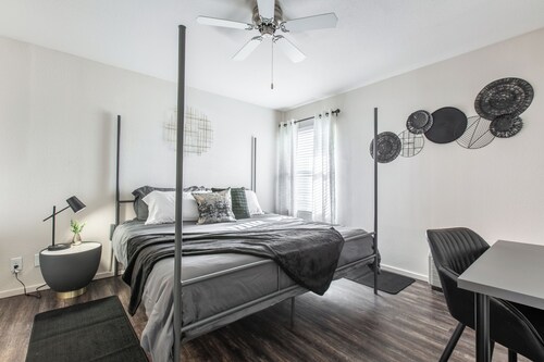 Mid-Rise Luxury 1 BR 1 BD Free Carport Parking WiFi and Dedicated Workspace
