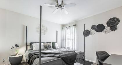 Mid-Rise Luxury 1 BR 1 BD Free Carport Parking WiFi and Dedicated Workspace
