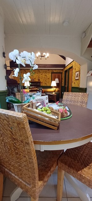 Cottage, 2 chambres | Restauration dans la chambre