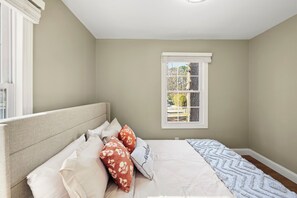 4 bedrooms, desk, iron/ironing board, free WiFi