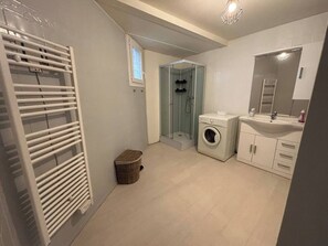 Shower, hair dryer, towels, soap - New! Apartment Sainte Anastasie (Sainte-Anastasie)