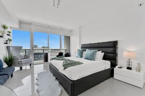 1 室のベッドルーム、デスク、アイロン / アイロン台、旅行用ベビーベッド