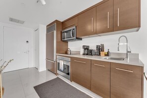 ثلاجة، ميكروويف، فرن، موقد طهي مسطح