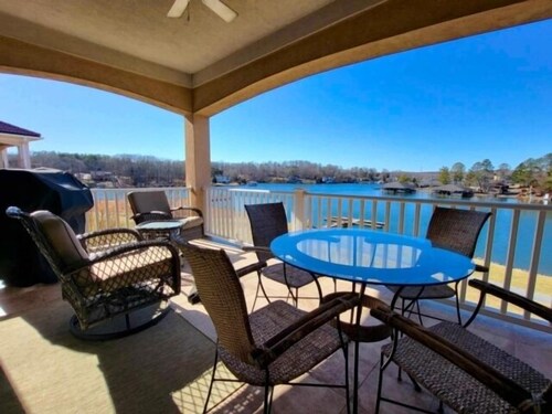 3 Kayaks, 1 Canoe, Wifi, Community swimming pool, Community Tennis, Foosball, gas grill, ice maker. kurig