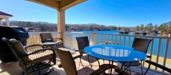 3 Kayaks, 1 Canoe, Wifi, Community swimming pool, Community Tennis, Foosball, gas grill, ice maker. kurig