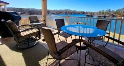 3 Kayaks, 1 Canoe, Wifi, Community swimming pool, Community Tennis, Foosball, gas grill, ice maker. kurig