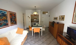 Departamento, 2 habitaciones, balcón, vista al jardín | Área de sala de estar