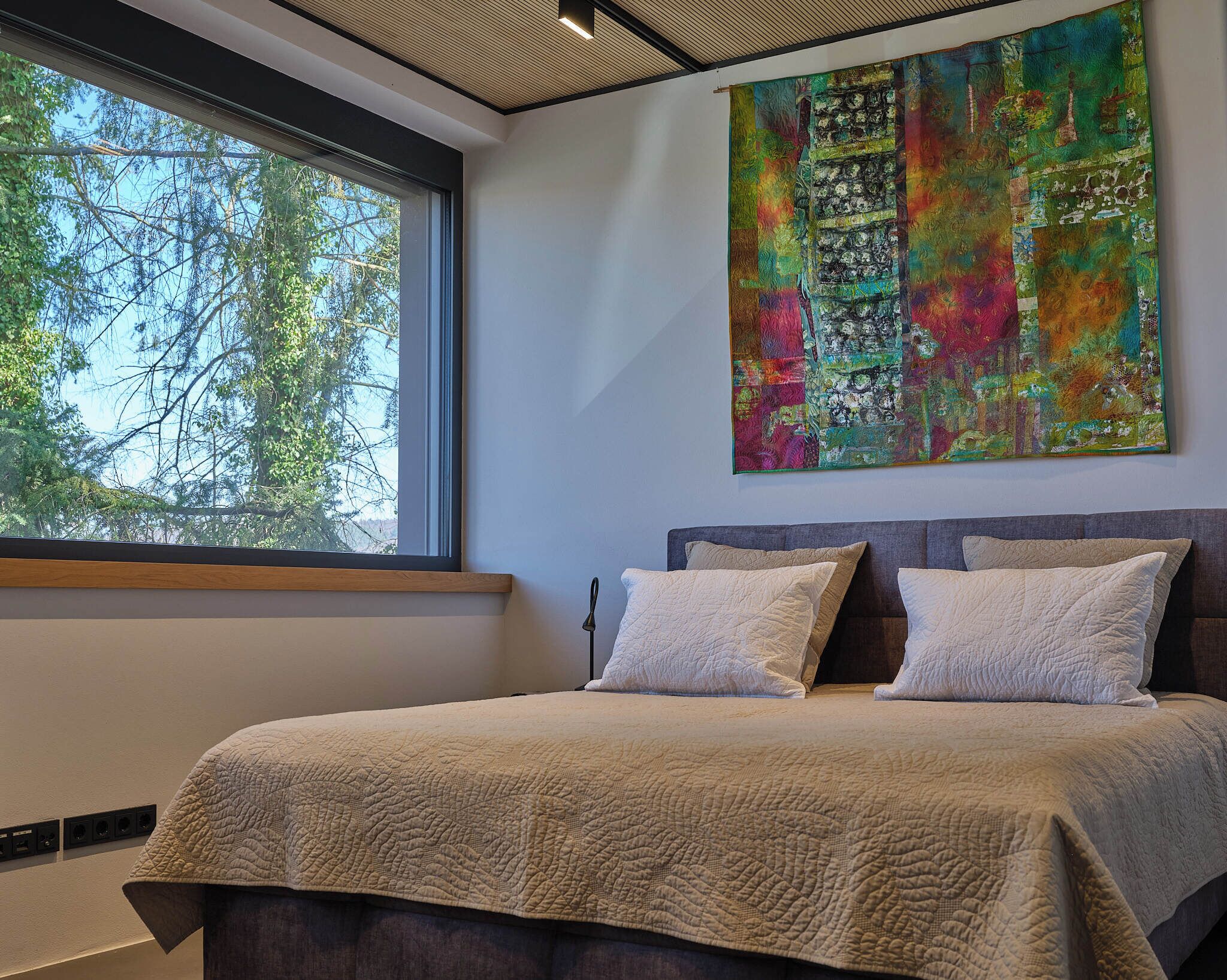 2 bedrooms, desk, iron/ironing board, WiFi