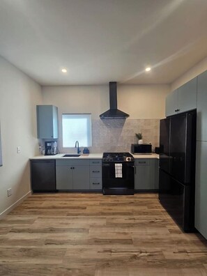 雪櫃、微波爐、焗爐、爐具