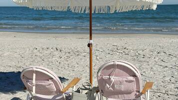 En la playa y camastros