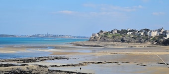 Studio dinard 60 m from l'écluse beach Pets not allowed