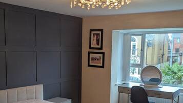 3 bedrooms, desk, free WiFi, bed sheets