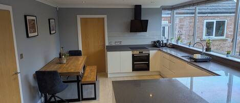 冰箱、微波炉、烤箱、洗碗机