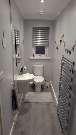 Douche, sèche-cheveux, savon, papier toilette
