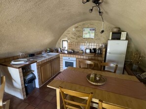 Fridge, oven, stovetop, coffee/tea maker