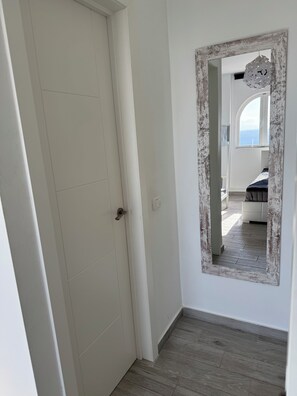 2 bedrooms, desk, WiFi, bed sheets