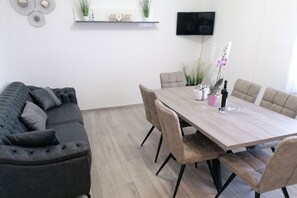 Dining - Apartment Desiree, only 100 m  from the beach (Arbanija)