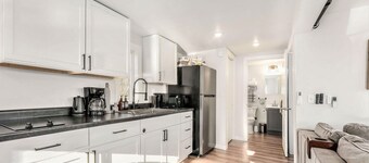 River’s Edge Retreat Cozy Waterfront Getaway - Waterfront for your city stay!