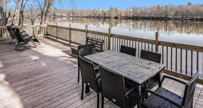 River’s Edge Retreat Cozy Waterfront Getaway - Waterfront for your city stay!