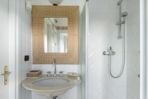 Dusche, Haartrockner, Bidet, Handtücher