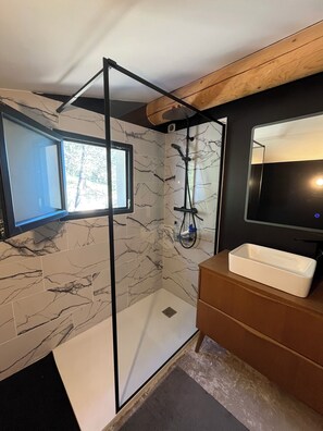 Douche, sĂšche-cheveux, serviettes fournies, savon