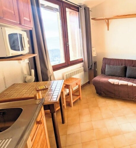 Bright 14m2 studio with unobstructed view