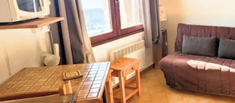 Bright 14m2 studio with unobstructed view