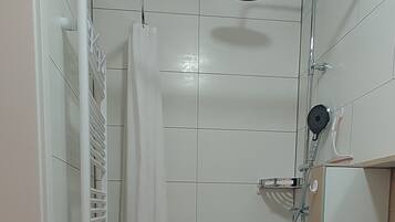 Ducha, secador de pelo, toallas y jabón