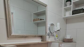 Dusche, Haartrockner, Handtücher, Seife