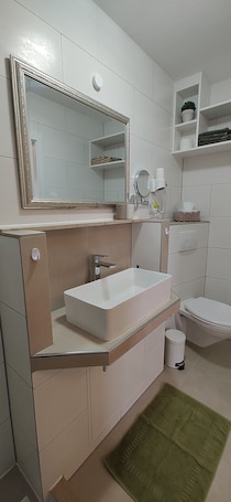 Shower, hair dryer, towels, soap. The former "watchmaker's workshop" at the foot of the Swabian Alb with terrace.