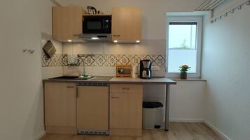 Réfrigérateur, micro-ondes, plaque de cuisson, cafetiÚre/bouilloire