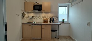 Refrigerador, microondas, parrilla de estufa y cafetera y tetera 