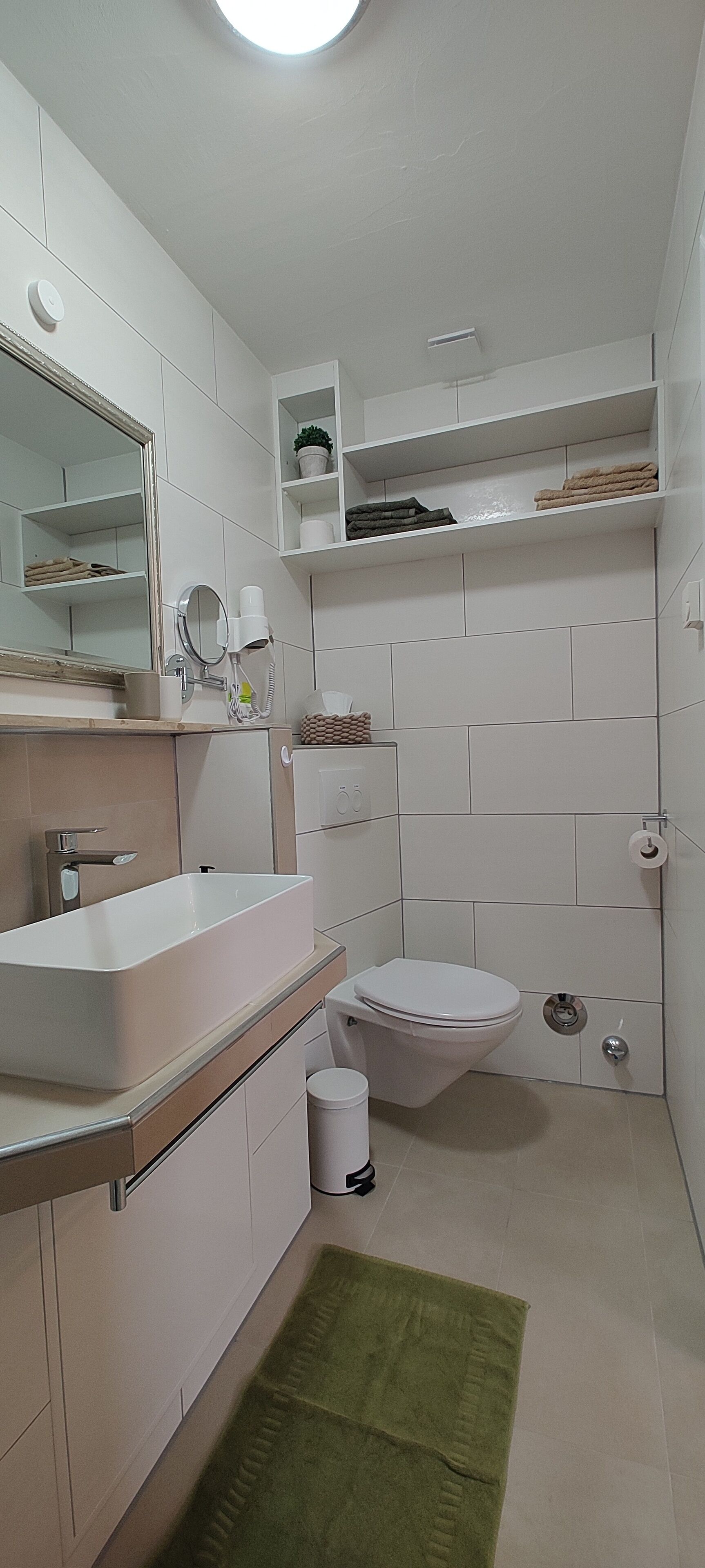 Douche, sèche-cheveux, serviettes fournies, savon