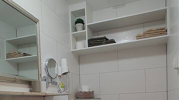 Douche, sĂšche-cheveux, serviettes fournies, savon