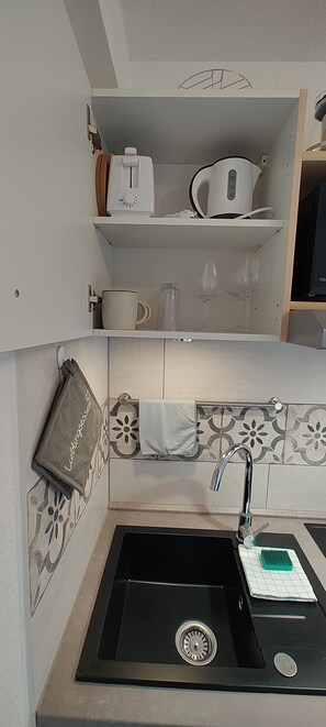 Refrigerador, microondas, parrilla de estufa y cafetera y tetera 