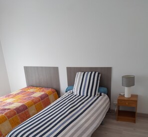 3 bedrooms, iron/ironing board, bed sheets