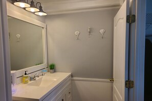 Secadora de cabello, toallas, jabón, papel de baño 