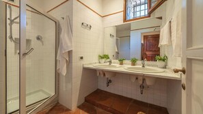 Douche, séchoir à cheveux, bidet, serviettes fournies