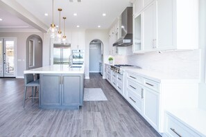 Micro-ondes, four, plaque de cuisson, lave-vaisselle