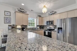 Kylskåp, mikrovågsugn, ugn och spishäll