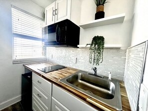 Microwave, oven, stovetop - Sun, Sand & Us – cozy Studio with Ocean Views (Daytona Beach)