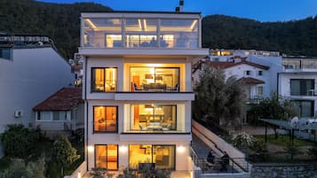 Deluxe Apartment, Sea View | 2 bedrooms, desk, free WiFi