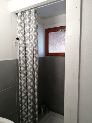 Secador de pelo, toallas, jabón y papel higiénico