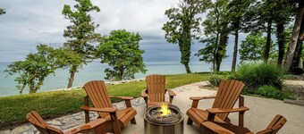 (3 Nt Min) Lakefront Stunner Steps To Beach!