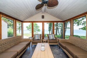 Una televisión, una chimenea, libros